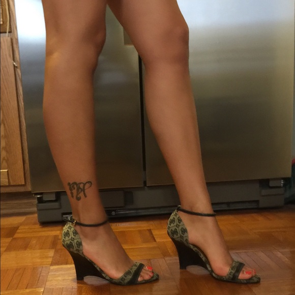 Guess wedges