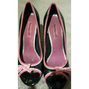 Betsy Johnson pink & black heals sz 7.5 mint