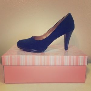 *REDUCED PRICE* NWT Black suede heels