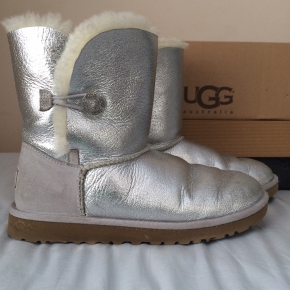 Auth. UGG Bailey Button Metallic Boot Y6 W7.5-8