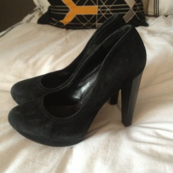 Jessica Simpson black suede platform pumps