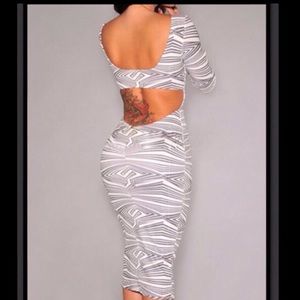 Scoop neck gray and white long sleeved dress