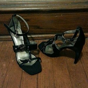 Dereon  black high heels