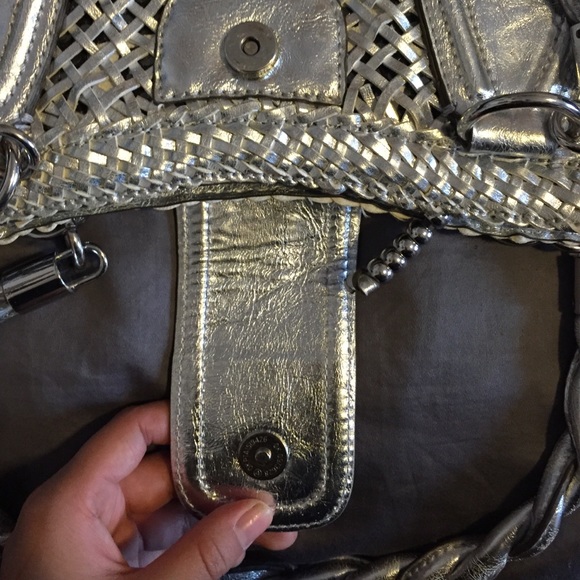 CLOSET CLEAN OUT ✨✨Authentic Guess Handbag / purse - Picture 2 of 4