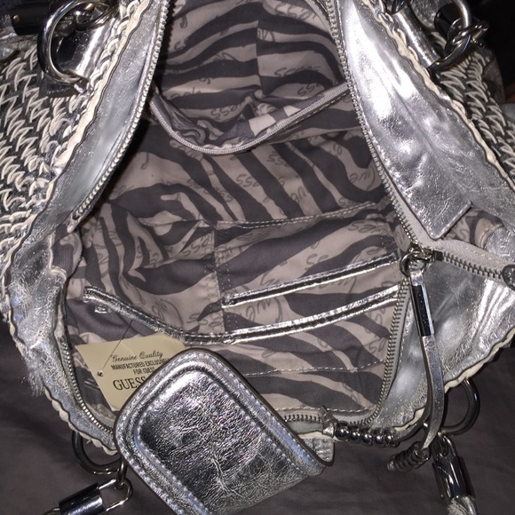 CLOSET CLEAN OUT ✨✨Authentic Guess Handbag / purse - Picture 3 of 4