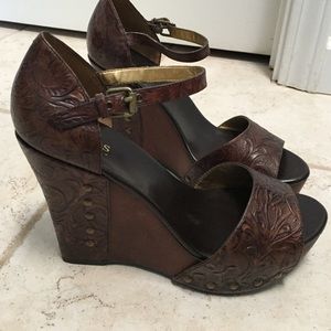 PRICE DROP!!!!!  Guess heels