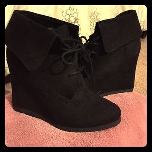 Black lace wedges