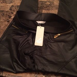 Black leggings w/gold zipper on the front pocket