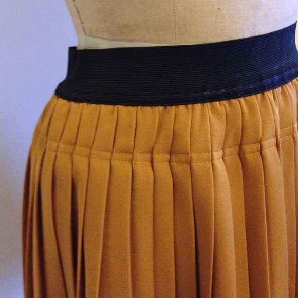 Elastic waisted skirt - Picture 2 of 4