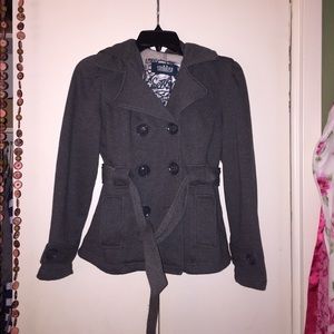 Coat/jacket.  Comes with optional wrap around tie