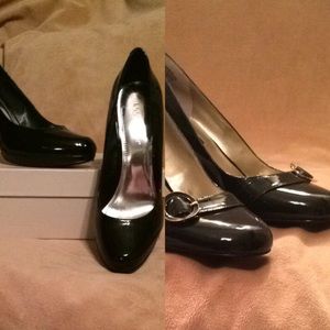 Bundle Green Bandelino pumps and black BCBG pumps