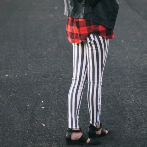 Black and white striped pants - Picture 3 of 3