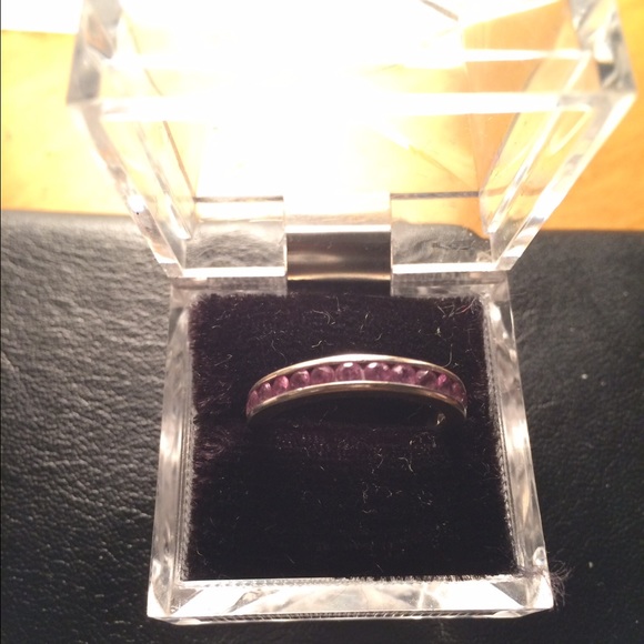 Ladies white gold and pink sapphire ring. - Picture 1 of 4
