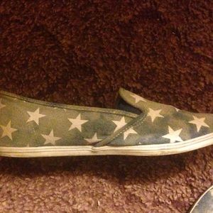 I'm am selling my low top vans.