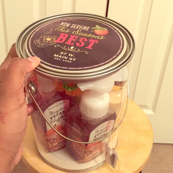 Bath & Body Works Holiday Bucket