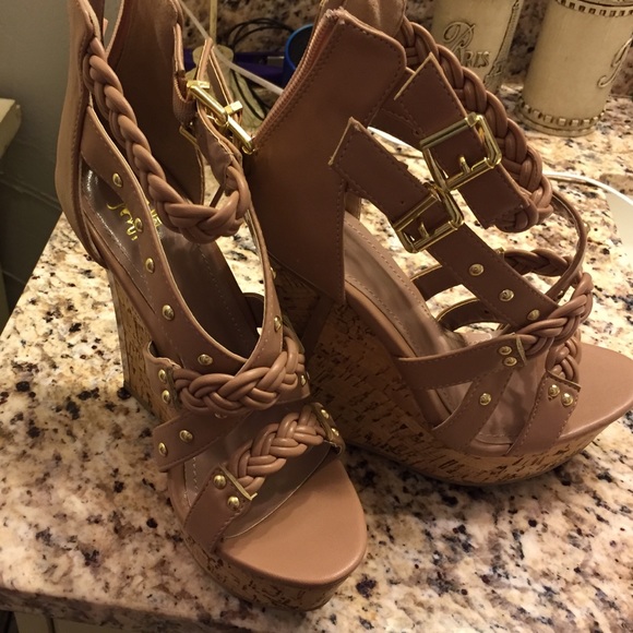 Yes Gawd!! Tan n Gold wedges