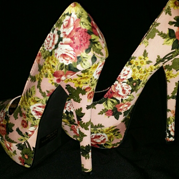Label Danity Platform Heels - Picture 3 of 4