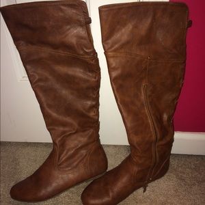 Knee-high brown boots w/ crisscross backing