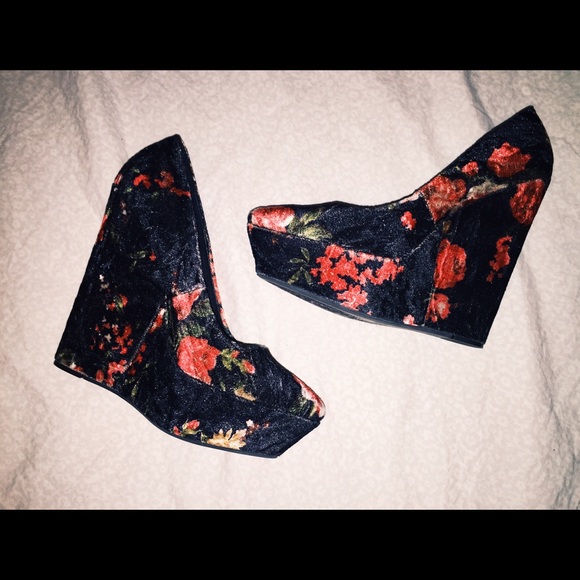 ❤️ Floral Print Wedges from ALDO ❤️
