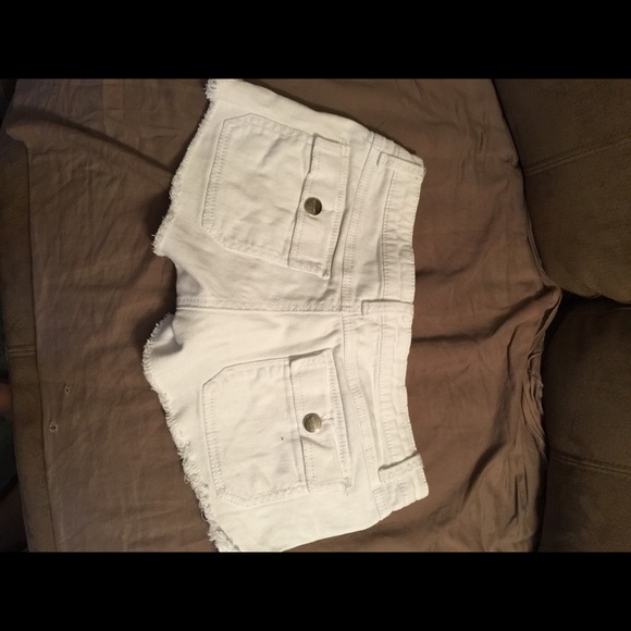 White shorts with distressing - Picture 3 of 4