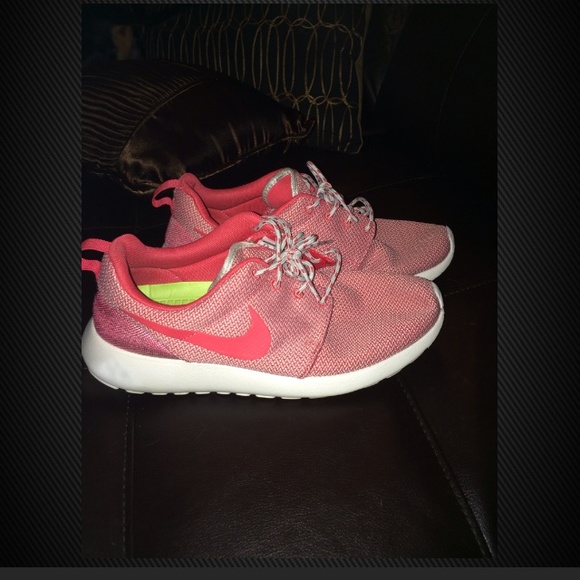 Roshe runs size 9.5 💘 their pink and lightly used