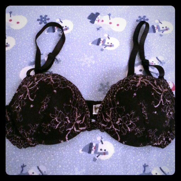 NWOT. Black and pink rose lacy bra 32B