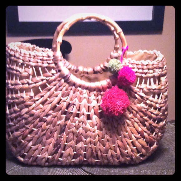 Adorable wicker beach tote