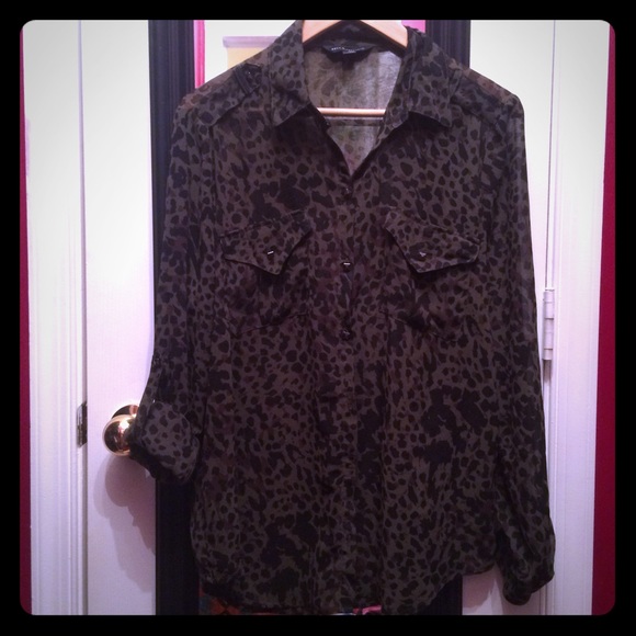 Button-down tunic style shirt w/collar