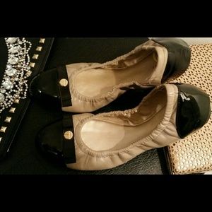 🎀TAHARI Leather Flats with Black Gloss Trim