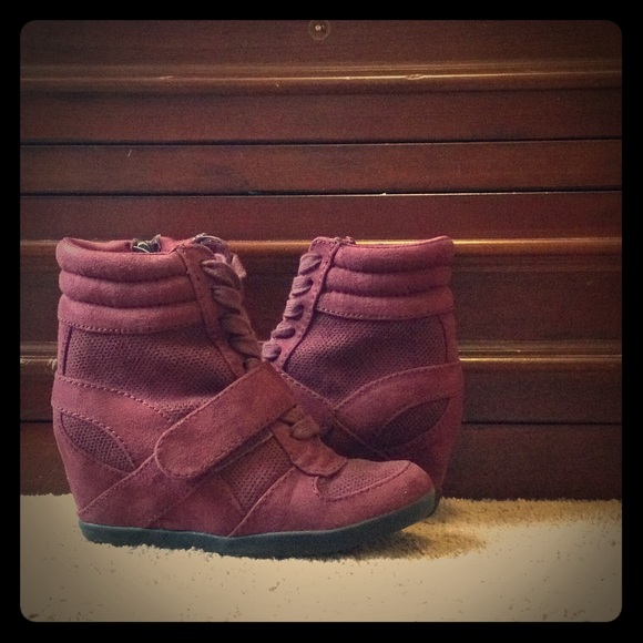 Vera wang high tops.👠