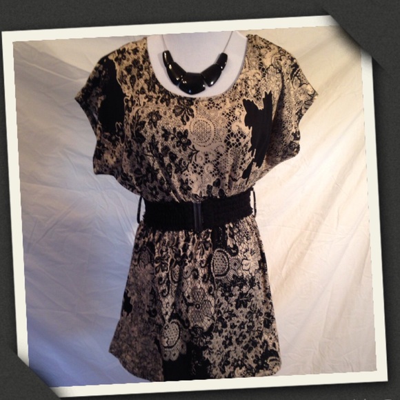 🚫SOLD🚫🌿 Tunic -Lace Print