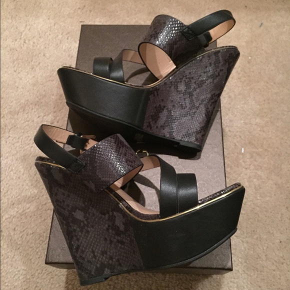 Black and gold fashion wedges