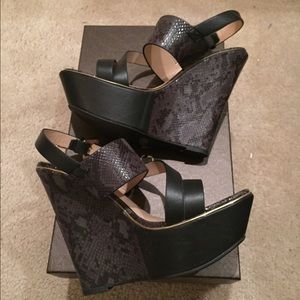 Black and gold fashion wedges