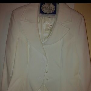 Metro style 2 piece white suit Never Worn