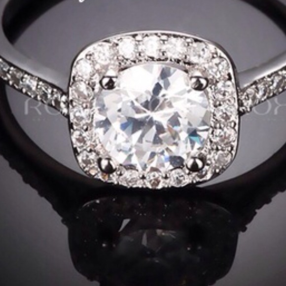 BUNDLED😊😊💕💕18k WGP Halo. Size 9 Ring