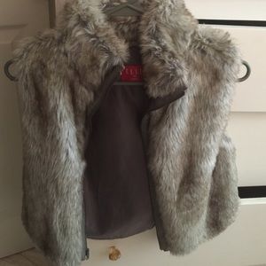 Elle fur vest