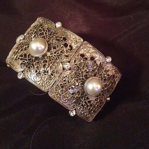💢💢SOLD💢💢Gold toned and faux pearl bracele
