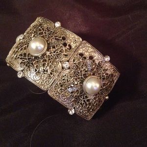 💢💢SOLD💢💢Gold toned and faux pearl bracele