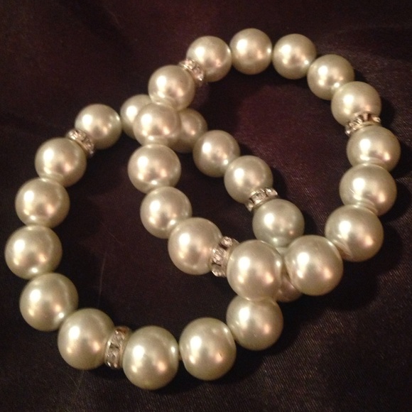 💢💢SOLD💢💢Faux pearl with crystal bracelets