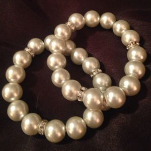 💢💢SOLD💢💢Faux pearl with crystal bracelets