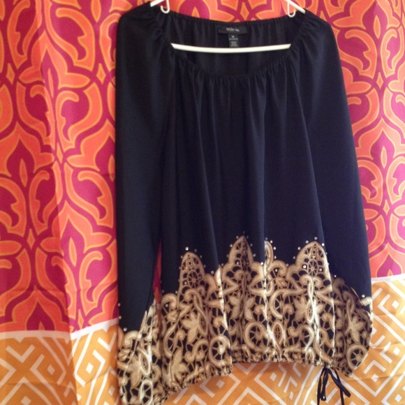 Light and comfy black top with Brett border - Picture 1 of 4