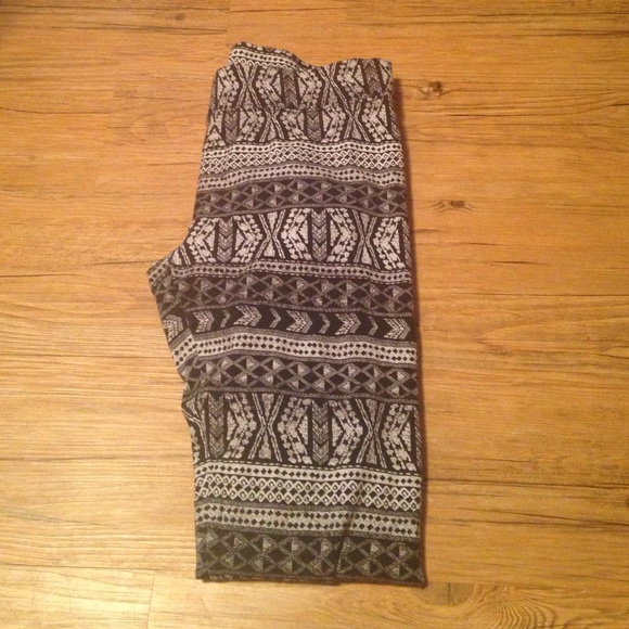 American Eagle tribal printed leggings