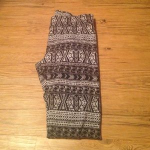 American Eagle tribal printed leggings