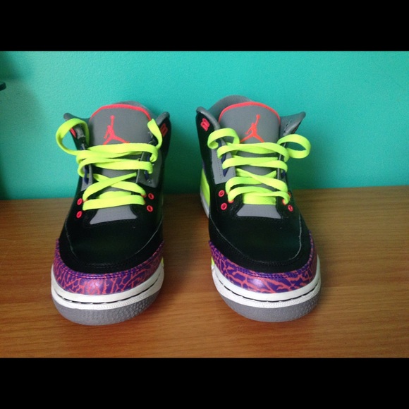 Girls Air Jordan 3 Retro Size 7y. EUC no box