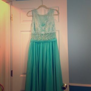 Only worn once! No stains or tears! Like brand new