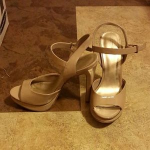 Nude high heels 7 1/2