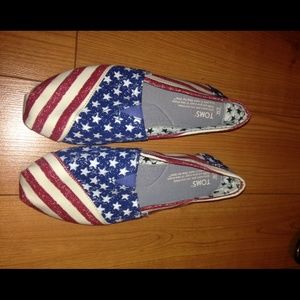 BRAND NEW SIZE 7 TOMS-Authentic American Flag