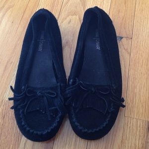 Minnetonka black flats