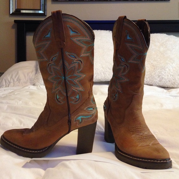 Adorable boots 👢🎀