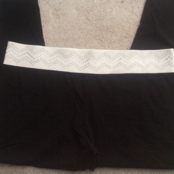 Black yoga pants with white band